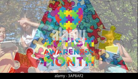 Bild von bunten Puzzleteilen Band Autismus Bewusstsein Monat Text über Kinder Stockfoto