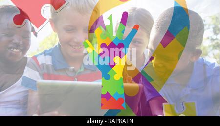 Bild von bunten Puzzleteilen Band und Übergabe von Kindern Stockfoto