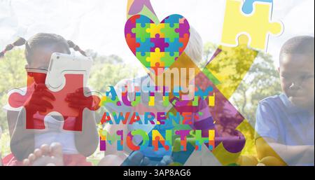 Bild von bunten Puzzleteilen Band Autismus Bewusstsein Monat Text über Kinder Stockfoto