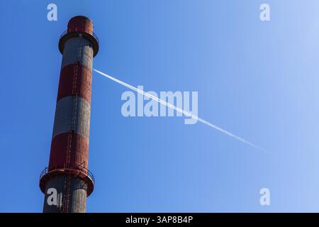 Rauch-, Schornstein- und Dampfspur aus Flugzeugen, Voest Alpine Stahlwerk, Donawitz, Leoben, Steiermark, Österreich, Europa Stockfoto