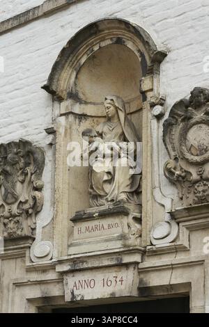 Skulptur der Jungfrau Maria mit Kind in Brügge Stockfoto