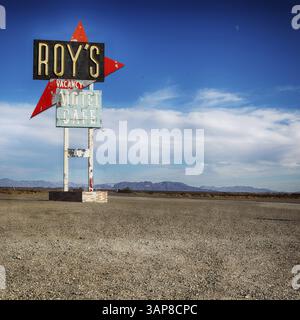Roy's Motel Schild auf der Route 66 in Kalifornien, USA, Nordamerika Stockfoto