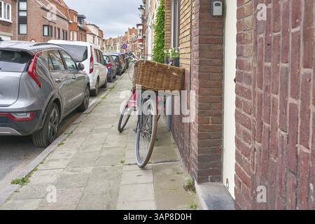Straße im historischen Zentrum von Brügge in Belgien mit einem geparkten Fahrrad an einer Hauswand Stockfoto