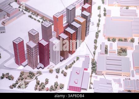 Das Miniaturmodell Moskaus zeigt komplexe Wolkenkratzer und städtische Landschaft in detailliertem architektonischen Design Stockfoto