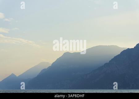 Berge am Westufer des Gardasees, Lago di Garda, in der Nähe der Stadt Limone Sul Garda Stockfoto