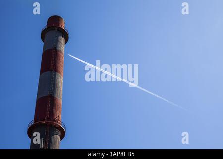 Rauch-, Schornstein- und Dampfspur aus Flugzeugen, Voest Alpine Stahlwerk, Donawitz, Leoben, Steiermark, Österreich, Europa Stockfoto