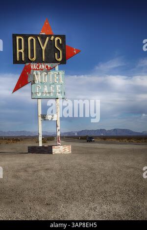 Roy's Motel Schild auf der Route 66 in Kalifornien, USA, Nordamerika Stockfoto