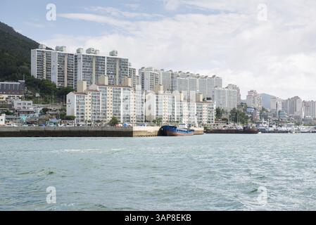 Teil des Hafens von Yeosu in Südkorea vom Meer aus gesehen, Yeosu, Südkorea, Asien Stockfoto