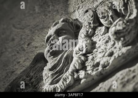 Sandstein Engelsfigur auf einem Grabstein Stockfoto