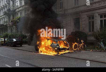 Brennendes Auto auf der Elbchaussee beim G20-Gipfel in Hamburg, 2017 Stockfoto