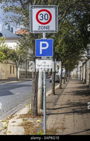 Parkplatz mit Parkschild Stockfoto
