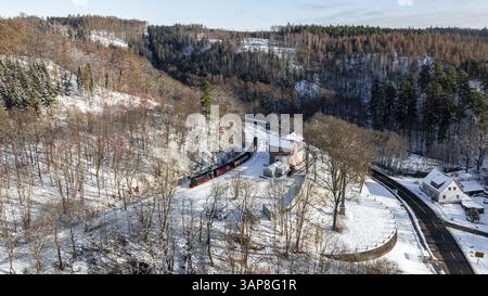 Luftaufnahme des Bahnhofs Maegdesprung im Selketal Harz mit Dampflokomotive Selketalbahn Stockfoto