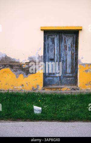 Alte Holztür als Eingang zu einem verlassenen Haus in Petrovaradin, Serbien Stockfoto