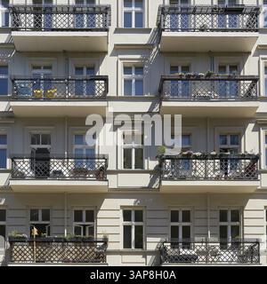 Fassade eines renovierten alten Wohnhauses im Berliner Stadtteil Prenzlauer Berg Stockfoto