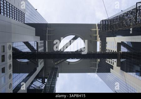 Umeda Sky Building in Osaka von unten gesehen, Osaka, Japan, Asien Stockfoto