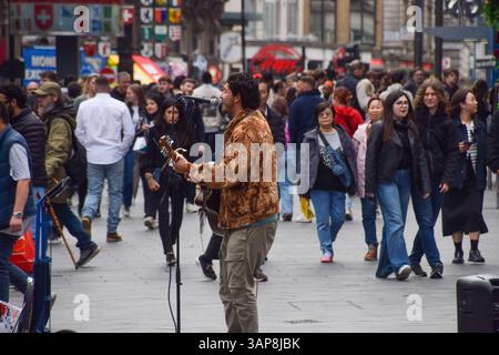 London, England, UK. 15th Apr, 2025. A busker performs in Leicester Square ahead of a suspension on busking which comes into force on 17th April, following a court ruling. (Credit Image: © Vuk Valcic/ZUMA Press Wire) EDITORIAL USAGE ONLY! Not for Commercial USAGE! Stockfoto