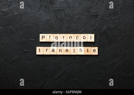 PROTOKOLL übersetzen Wort auf Holzblock geschrieben. PROTOKOLL Text auf Zement Tabelle für Ihr Design übersetzen, Konzept. Stockfoto