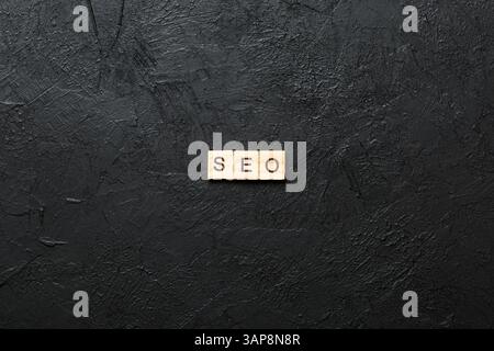 seo-Wort auf Holzblock geschrieben. Suchmaschinenoptimierung Text in Tabelle, Konzept. Stockfoto