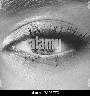 Abstrakte schwarz-weiße Collagebildungstabelle eines weiblichen Auges mit mechanisch futuristischer Iris. Modell mit Blick auf die Kamera. Grunge, Rauschen, Körnung und Bewegung b Stockfoto