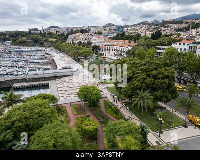 Drohnenfoto in Funchal, Hauptstadt von Madeira, Portugal. Blick auf den Palast des Heiligen Lorenz Stockfoto
