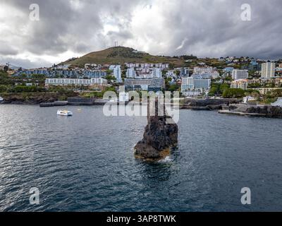 Insel Gorgulho und Hotels in Lido der Stadt Funchal, Hauptstadt der Insel Madeira, Portugal Stockfoto
