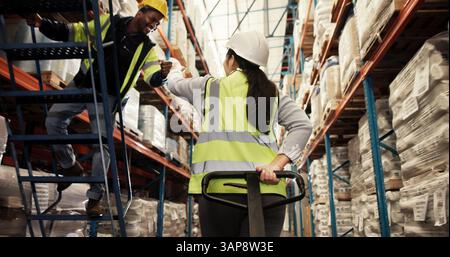 Team, Lächeln und Faust im Lager für Logistik, Laderampe oder Begrüßung mit Trolley. Arbeiter Mann, Frau Rücken oder Hand Geste beim Verpacken für Stockfoto