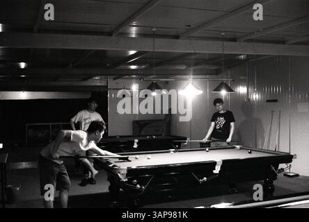 Universitätsstudenten spielen Pool in einer Erholungshalle – China der frühen 2000er Jahre Stockfoto
