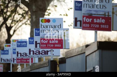 Aktenfoto vom 11/09 von Immobilienmaklern in Lambeth, London. Der durchschnittliche britische Hauspreis stieg im Jahr bis Februar um 5,4 %, so das Office for National Statistics (ONS). Die jährliche Wachstumsrate stieg von 4,8 % im Jahr bis Januar. Ausgabedatum: Mittwoch, 16. April 2025. Stockfoto