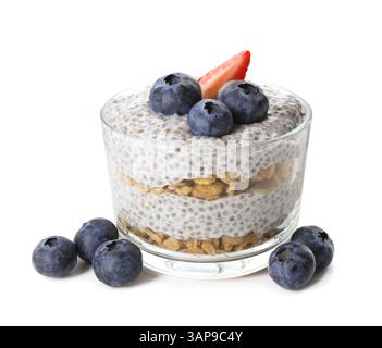 Köstlicher Pudding mit Chiasamen, Joghurt, Heidelbeeren, Müsli und Erdbeere isoliert auf weiß. Superfood Stockfoto