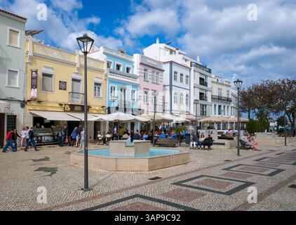 Lagos, Algarve, Portugal - Haeuser mit bunten Fassaden in der Altstadt von Lagos, Fussgaengerzone an der Porta de Portugal. Lagos Algarve Portugal *** Lagos, Algarve, Portugal Häuser mit bunten Fassaden in der Altstadt von Lagos, Fußgängerzone an der Porta de Portugal Lagos Algarve Portugal Stockfoto