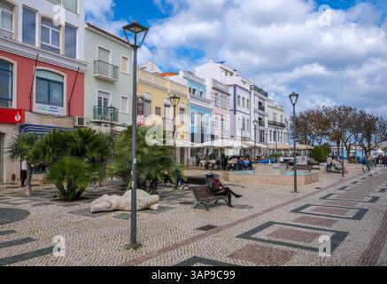 Lagos, Algarve, Portugal - Haeuser mit bunten Fassaden in der Altstadt von Lagos, Fussgaengerzone an der Porta de Portugal. Lagos Algarve Portugal *** Lagos, Algarve, Portugal Häuser mit bunten Fassaden in der Altstadt von Lagos, Fußgängerzone an der Porta de Portugal Lagos Algarve Portugal Stockfoto