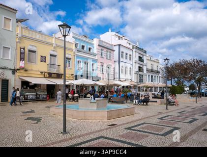 Lagos, Algarve, Portugal - Haeuser mit bunten Fassaden in der Altstadt von Lagos, Fussgaengerzone an der Porta de Portugal. Lagos Algarve Portugal *** Lagos, Algarve, Portugal Häuser mit bunten Fassaden in der Altstadt von Lagos, Fußgängerzone an der Porta de Portugal Lagos Algarve Portugal Stockfoto