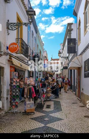 Lagos, Algarve, Portugal - Geschaefte in der Altstadt von Lagos, Gasse in der Fussgaengerzone. Lagos Algarve Portugal *** Lagos, Algarve, Portugal Geschäfte in der Altstadt von Lagos, Gasse in der Fußgängerzone Lagos Algarve Portugal Stockfoto