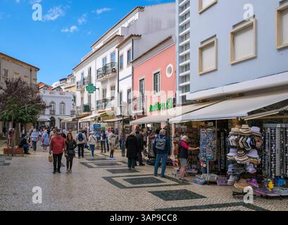 Lagos, Algarve, Portugal - Geschaefte in der Altstadt von Lagos, Fussgaengerzone. Lagos Algarve Portugal *** Lagos, Algarve, Portugal Geschäfte in der Altstadt von Lagos, Fußgängerzone Lagos Algarve Portugal Stockfoto