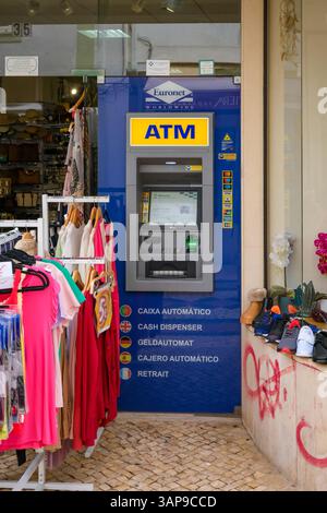 Lagos, Algarve, Portugal - Euronet Geldautomat vor einem Geschaeft in der Altstadt von Lagos, Fussgaengerzone. Lagos Algarve Portugal *** Lagos, Algarve, Portugal Euronet Geldautomat vor einem Geschäft in der Altstadt von Lagos, Fußgängerzone Lagos Algarve Portugal Stockfoto