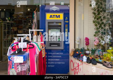 Lagos, Algarve, Portugal - Euronet Geldautomat vor einem Geschaeft in der Altstadt von Lagos, Fussgaengerzone. Lagos Algarve Portugal *** Lagos, Algarve, Portugal Euronet Geldautomat vor einem Geschäft in der Altstadt von Lagos, Fußgängerzone Lagos Algarve Portugal Stockfoto