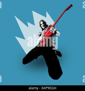 Junger Mann in der Luft, der rote Gitarre mit explosivem Hellblau spielt, platzte in dynamischer Pop-Art-Collage hinter sich. Stockfoto