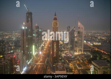 18.03.2025, Dubai, Vereinigte Arabische Emirate, Asien - Nachtszene von oben mit modernen Wolkenkratzern und Verkehr entlang der Sheikh Zayed Road in der Innenstadt von Dubai. Stockfoto