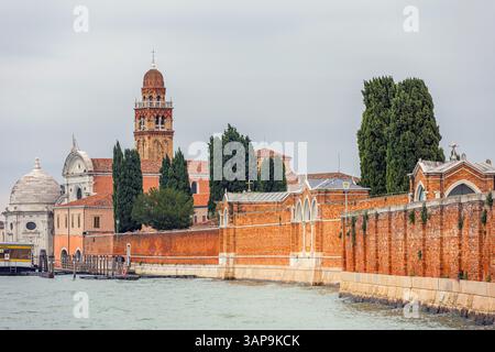 Venedig, Italien - 1. Oktober 2024: Fassade und Glockenturm der Kirche San Michele in Isola und Emiliani-Kapelle Stockfoto