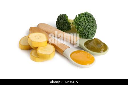 Babynahrung. Löffel mit leckerem Püree, Brokkoli und Banane auf weißem Hintergrund Stockfoto