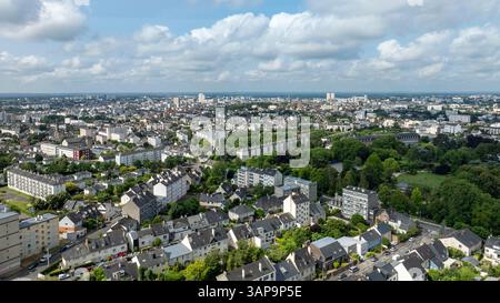 Rennes (Bretagne, Nordwestfrankreich): Aus der Vogelperspektive auf das Stadtzentrum und den Stadtteil Maurepas, Gebäude und Häuser rund um den Park Maurepas Stockfoto