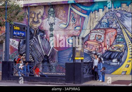 Argentinien, Wallmalerei von typischen Szenen aus Buenos Aires wie Tangomusik und Verkehr wird hinter der Aufregung einer U-Bahn-Station gesehen. Stockfoto