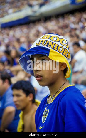 Argentinien, Buenos Aires. La Boca Juniors Fans im Fußballstadion La Boca. Stockfoto