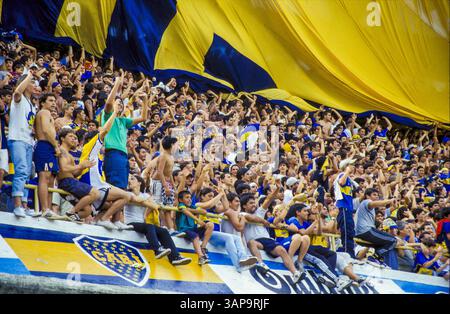 Argentinien, Buenos Aires. La Boca Juniors Fans im Fußballstadion La Boca. Stockfoto