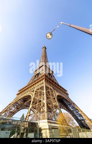 Paris, Frankreich - 31. März 2025: Blick von unterhalb des Eiffelturms – ein architektonisches Meisterwerk Stockfoto