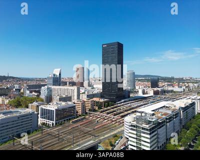 Lyon (Zentralfrankreich): Aus der Vogelperspektive des Wolkenkratzers „Tour to-Lyon“ und des Bahnhofs Part-Dieu im Geschäftsviertel La Part-Dieu. In Th Stockfoto