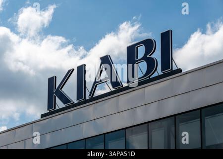 Schild und Logo eines Kiabi-Geschäfts. Kiabi ist ein französischer Einzelhandelskonzern, der sich auf Mode für Männer, Frauen und Kinder spezialisiert hat Stockfoto