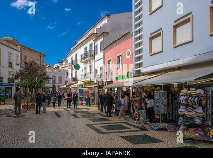 Lagos, Algarve, Portugal - Geschäfte in der Altstadt von Lagos, Fußgängerzone. Stockfoto