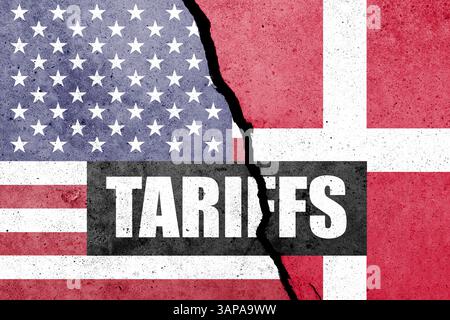 USA und Dänemark Flaggen auf der Betonwand mit WORTTARIFEN. Zoll, Handel, Zoll und Zölle Krieg Stockfoto