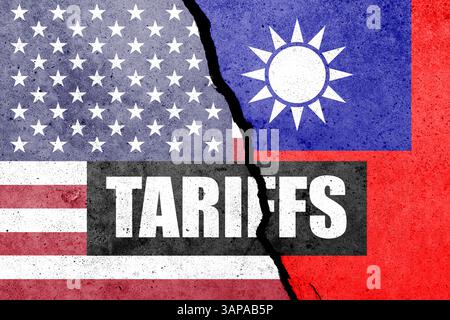 USA und Taiwan Flaggen auf der Betonwand gemalt mit WORTZÖLLEN. Zoll, Handel, Zoll und Zölle Krieg Stockfoto